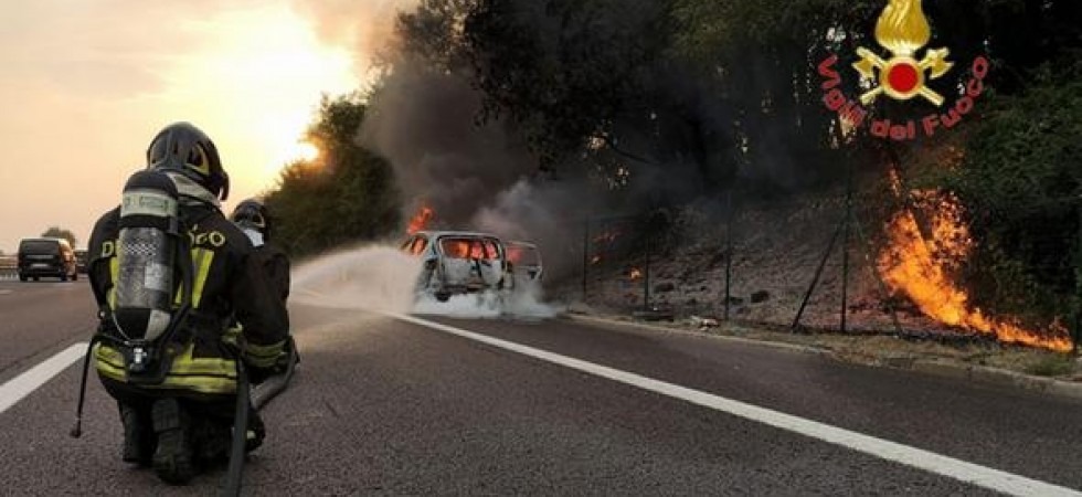Paura a Peschiera, un'auto avvolta dalle fiamme e il fuoco si propaga alle sterpaglie a bordo strada